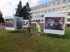 Žurnalisto Zino Kazėno – Zikos nuotraukų paroda „Lietuva – laisva šalis: 1988-1991“ Smalininkuose. Autoriaus nuotrauka