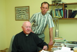Žurnalistas Romas Bacevičius (dešinėje) ir pirmosios jo knygos herojus apaštalinis protonotaras Vincas Jonas Bartuška. Ričardo Šaknio nuotrauka 