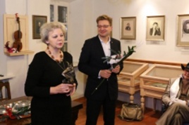 Giedrimė Didžiapetrienė įteikė Metų žmogaus apdovanojimą Dainiui Radzevičiui. A. Sartanavičiaus nuotrauka