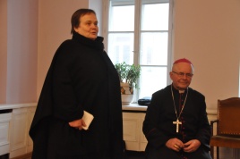 Prisiminimais dalijasi seseris Bernadeta Mališkaitė SJE. Dešinėje – arkivyskupas Sigitas Tamkevičius. Jono Ivaškevičiaus nuotrauka