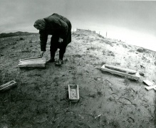 Tit Arų salos tremtinių kapinėse_Jakutija 1989_iš knygos_Juozas Kazlauskas_Fotografija_2010