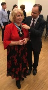 Laidos „Sveikatos medis“ vedėją Ireną Pivoriūnienę apdovanoja Sveikatos ministras Aurelijus Veryga 