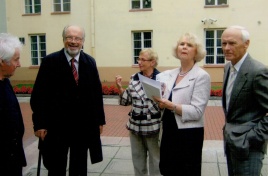 Su grupe kurso draugų (iš k\airės.: B.Jasiulionis, D.Višinskaitė, V.Dailidaitė, prof. Č.Kalenda . Autoriaus nuotrauka