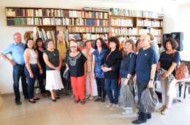 Žurnalistai Justino Marcinkevičiaus viešojoje bibliotekoje įrengtame poeto memorialiniame kambaryje