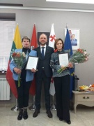 Iš kairės: Sakartvelo lietuvių bendruomenės  pirmininkė  Dalia  Baltrūnaitė, LR ambasadorius Sakartvele  Andrius  Kalindra,Tbilisio lituanistinės mokyklos mokytoja Lidija Giorgobiani