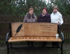 Jono Strazdausko nuotraukoje: prie Leopoldo Rozgos vardinio suolelio jo buvusios ilgametės kolegės  J. Sejavičienė ir  L. Smalakienė su knygos sudarytoja Z. Sinkevičiene (viduryje)