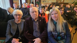 Petras Palilionis (centre). Šalia Biruta Augustinienė ir Milda Palilionytė