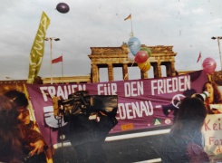 © Eva Quistorp_Privatarchiv. Nuotraukoje: 1983 m. moterų taikos grandinė prie Brandenburgo vartų, kurioje Eva Quistorp (su garsiakalbiu dešinėje) yra kaip pranešėja ir iniciatore, bei balionai virš sienos, kuriuos surinko Stasi. © Eva Quistorp_Privatarchiv. Nuotraukoje: 1983 m. moterų taikos grandinė prie Brandenburgo vartų, kurioje Eva Quistorp (su garsiakalbiu dešinėje) yra kaip pranešėja ir iniciatore, bei balionai virš sienos, kuriuos surinko Stasi.