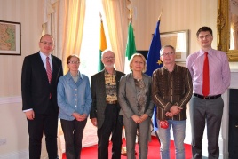 Centre Lietuvos ambasados Dubline patarėja ir laikinoji reikalų patikėtinė Audronė Markevičienė, jai iš kairės A. Antanaitis, iš dešinės - V. Šilas.