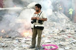 “Reuters” nuotraukoje: naujienų agentūros “Reuters” fotokorespondentas Carlosas Bamia ir jo kolegos žurnalistai iš įvairių šalių padėjo pasauliui sužinoti apie katastrofiškus nelaimės padarinius