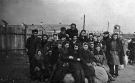 Lietuviai tremtiniai Sibiro Usolėje, prie buvusio lagerio barakų. Irkutsko sr., 1949 m. balandžio 16 d., (iš Lietuvos nacionalinio muziejaus rinkinio)