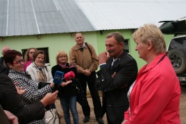 Žurnalistai įdėmiai klausosi ūkininko pasakojimo. Daivos Červokienės nuotrauka