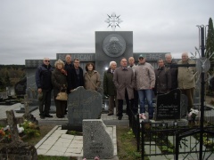 Žurnalistai Obeliuose, prie paminklo Lietuvos laisvės kovotojams. Alfonso Kairio nuotrauka 