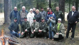Vytauto Žeimanto nuotraukoje: žurnalistai ir miškininkai po miškasodžio talkos Juodšilių girininkijoje
