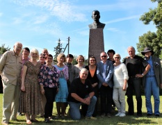 Žurnalistai prie Antano Macijausko paminklo Pabiržėje. Rasos Liškauskaitės nuotrauka