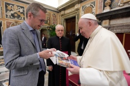 Popiežius Pranciškus bendrauja su katalikų savaitraščio „Tertio“ redaktoriumi Emanueliu Van Lirde. Nuotrauka iš Vatican.va