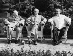 W.Churchillis, H.S.Trumanas ir J.Stalinas Potsdamo konferencijos metu. 1945 m. liepa