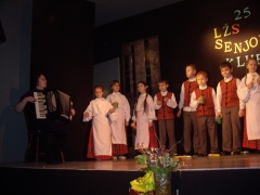 Koncertuoja Lentvario pradinės mokyklos  vaikų folkloro ansamblis 