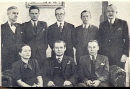 "ELTOS" direktorius V. Gustainis (sėdi centre) ir "ELTOS" bendradarbiai. 1940 metai